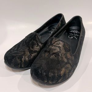 Dansko Olivia snake print slip on flats size EU 38